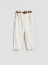 Jeansy paperbag z paskiem - biały. Białe jeansy damskie Reserved, bez wzorów, z bawełny. Za 149.99 zł.