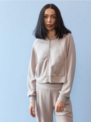 Rozpinana bluza z domieszką wiskozy i kieszeniami - kremowy. Białe bluzy damskie Sinsay, l, bez wzorów, z wiskozy, sportowe, bez ramiączek, bez kaptura. Za 59.99 zł.