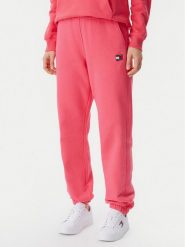 Tommy Jeans Spodnie dresowe Badge DW0DW20679 Różowy Regular Fit. Czerwone spodnie dresowe damskie Tommy Jeans, bez wzorów, z bawełny. Za 219.99 zł.