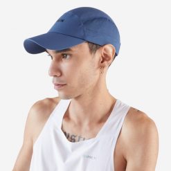 Czapka z daszkiem do biegania Kiprun V2. Czarne czapki damskie KIPRUN, bez wzorów, z elastanu, sportowe. Za 39.99 zł.