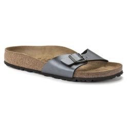 Klapki Birkenstock Madrid Bs 1021532 czarne. Czarne klapki damskie bez wzorów, z materiału, klasyczne, z otwartym noskiem, bez obcasa, bez zapięcia. Za 553.26 zł.