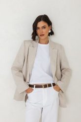 LNIANA MARYNARKA MATYLDA PIASKOWA XS - Flawless. Marynarki i żakiety damskie Flawless, bez wzorów, biznesowe, bez kołnierzyka, bez ramiączek. Za 897.00 zł.