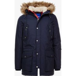 Parka w kolorze granatowym. Niebieskie parki męskie Jack & Jones, l, bez wzorów, bez kołnierzyka, bez kaptura. W wyprzedaży za 345.95 zł.