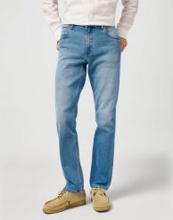 WRANGLER MĘSKIE SPODNIE JEANSOWE WRANGLER GREENSBORO COWBOY HAZE 112364420. Jeansy męskie Wrangler, z jeansu. Za 199.99 zł.