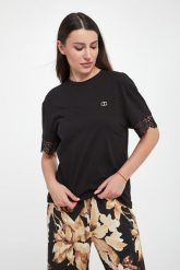T-shirt damski z koronką TWINSET. T-shirty damskie Twinset Milano, xxs, bez wzorów, z koronki, bez kołnierzyka, bez ramiączek. W wyprzedaży za 391.20 zł.