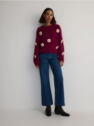 Sweter z ozdobnymi aplikacjami - intensywny róż. Czerwone swetry nierozpinane damskie Reserved, l, z aplikacjami, z dzianiny, bez kołnierzyka, bez ramiączek. W wyprzedaży za 119.99 zł.