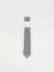 Krawat z dodatkiem lnu - granatowy. Niebieskie krawaty i muchy Reserved, bez wzorów. Za 59.99 zł.