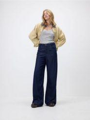 Jeansy wide leg z lyocellu - granatowy. Niebieskie jeansy damskie Reserved, bez wzorów, z denimu, z podwyższonym stanem. W wyprzedaży za 109.99 zł.