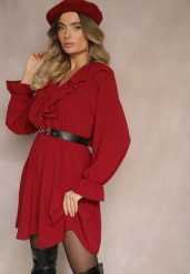 Bordowa Kopertowa Sukienka z Żabotem Ozdobiona Falbankami Melosia. Czerwone sukienki damskie Renee, na co dzień, bez wzorów, eleganckie, bez kołnierzyka, bez ramiączek, mini, kopertowe. Za 59.99 zł.