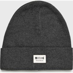 Mustang - Czapka. Szare czapki męskie Mustang, na zimę, bez wzorów, z bawełny. W wyprzedaży za 39.90 zł.
