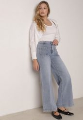 Niebieskie Jeansy Szerokie z Wysokim Stanem z Ozdobnymi Kieszonkami Phinis. Niebieskie jeansy damskie Born2be, bez wzorów, z jeansu, eleganckie, z podwyższonym stanem. Za 109.99 zł.