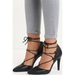 Czarne Szpilki Hilton. Czarne szpilki damskie Born2be, bez wzorów, ze szpiczastym noskiem, bez obcasa, na szpilce, bez zapięcia. Za 39.99 zł.