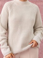 Sweter o grubym splocie - kremowy. Białe swetry nierozpinane damskie Sinsay, l, bez wzorów, ze splotem, bez kołnierzyka, bez ramiączek. Za 49.99 zł.