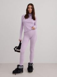 Damskie legginsy prążkowane, wełniane, z wysokim stanem fioletowe. Czerwone legginsy damskie Aim'n, bez wzorów, z dzianiny. Za 339.00 zł.
