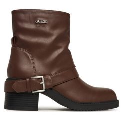 Botki Guess. Brązowe botki damskie Guess, z aplikacjami, bez obcasa, na słupku, bez zapięcia. Za 639.99 zł.