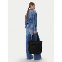 Torebka Guess Jeans. Czarne shopperki damskie Guess Jeans, z aplikacjami, z jeansu, bez dodatków. Za 299.99 zł.