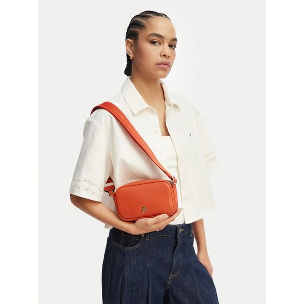 Torebka Tommy Hilfiger. Brązowe listonoszki damskie Tommy Hilfiger, bez wzorów, bez dodatków. Za 350.99 zł.