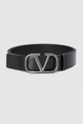 VALENTINO GARAVANI Czarny pasek męski ze skóry. Czarne paski męskie Valentino Garavani, ze skóry. W wyprzedaży za 1,299.99 zł.