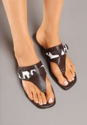 Brązowe Klapki z Ozdobną Klamerką i Wstawkami Animal Print Savicelle. Brązowe klapki damskie Renee, na lato, z aplikacjami, eleganckie, bez obcasa, na płaskiej podeszwie, bez zapięcia. Za 59.99 zł.