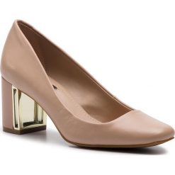 Półbuty DKNY - Gigi Pump K4841239 Nude. Brązowe półbuty damskie DKNY, bez wzorów, ze skóry ekologicznej, bez obcasa, na obcasie, bez zapięcia. W wyprzedaży za 379.00 zł.