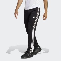 Train Essentials 3-Stripes Training Pants. Czarne spodnie sportowe męskie Adidas, uniwersalny, bez wzorów, z dresówki, na fitness i siłownię. W wyprzedaży za 99.50 zł.