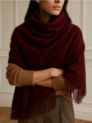 Gładki szalik z frędzlami - bordowy. Czerwone szaliki damskie Sinsay, bez wzorów. Za 15.99 zł.