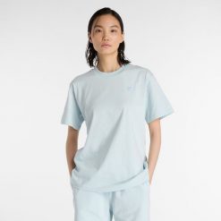 Koszulka damska New Balance WT41501FRL – niebieska. Niebieskie bluzki damskie New Balance, s, bez wzorów, z materiału, eleganckie, bez kołnierzyka, bez ramiączek. Za 169.99 zł.