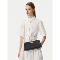 Torebka Tommy Hilfiger. Czarne torebki do ręki damskie Tommy Hilfiger, bez wzorów, bez dodatków. Za 529.99 zł.