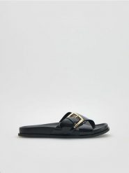 Klapki z klamrą - czarny. Czarne klapki damskie Reserved, bez wzorów, z materiału, bez obcasa, bez zapięcia. Za 119.99 zł.