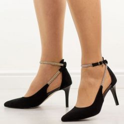 Czarne zamszowe skórzane Polskie szpilki damskie Prestige 2247. Czarne szpilki damskie Prestige, bez wzorów, ze skóry, bez obcasa, na obcasie, bez zapięcia. Za 439.00 zł.