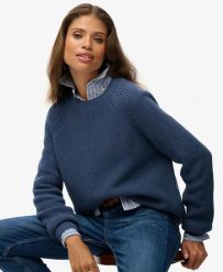 Superdry Luźny prążkowany sweter z bawełny. Niebieskie swetry męskie Superdry, uniwersalny, z aplikacjami, z bawełny, klasyczne, bez kołnierzyka, bez ramiączek. Za 280.80 zł.
