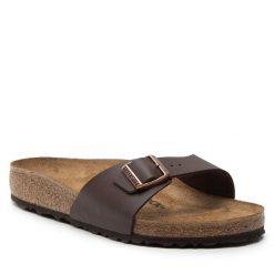 Klapki Birkenstock. Brązowe klapki damskie Birkenstock, bez wzorów, bez obcasa, bez zapięcia. Za 359.99 zł.