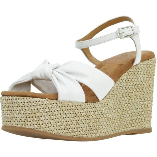 Sandały UNISA MATER LMT Biały. Białe sandały damskie Unisa, bez wzorów, ze skóry, bez obcasa, bez zapięcia. Za 317.99 zł.