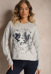 Jasnoszary Sweter Ozdobiony Haftowanym Wzorem w Ptaki Inarielle. Szare swetry nierozpinane damskie Renee, bez wzorów, casualowe, bez kołnierzyka, bez ramiączek. Za 149.99 zł.