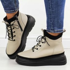 Beżowe skórzane botki damskie na platformie T.Sokolski Z24-217. Brązowe botki damskie Sokolski, na jesień, bez wzorów, z jeansu, eleganckie, z okrągłym noskiem, bez obcasa, na platformie, bez zapięcia. W wyprzedaży za 245.65 zł.