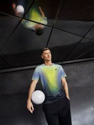 4F Koszulka szybkoschnąca z nadrukiem męska 4F x Robert Lewandowski - zielona L. Zielone koszulki sportowe męskie 4F, l, bez wzorów, z materiału, bez ramiączek, na fitness i siłownię. Za 149.99 zł.
