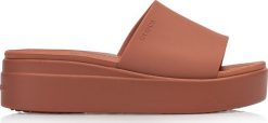 Crocs Klapki damskie Crocs Brooklyn Slide. Klapki damskie Crocs, bez wzorów, sportowe, bez obcasa, bez zapięcia. Za 259.00 zł.
