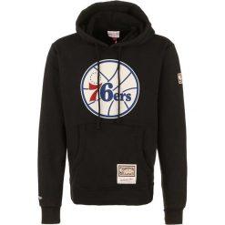 Sweatshirt z kapturem Philadelphia 76ers. Czarne bluzy męskie Mitchell & Ness, bez wzorów, sportowe, bez ramiączek, z kapturem. Za 395.00 zł.