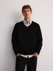 Bawełniany sweter oversize - czarny. Czarne swetry męskie Reserved, l, bez wzorów, z bawełny, bez kołnierzyka, bez ramiączek. W wyprzedaży za 69.99 zł.