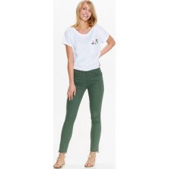 SPODNIE DŁUGIE DAMSKIE, OBCISŁE, KRÓJ 5-POCKET, GŁADKIE. Brązowe spodnie materiałowe damskie TOP SECRET, na lato, bez wzorów, długie. W wyprzedaży za 39.99 zł.