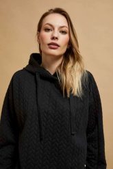Bluza z kapturem czarna. Czarne bluzy damskie MOODO, l, bez wzorów, z elastanu, bez ramiączek, z kapturem. W wyprzedaży za 69.99 zł.