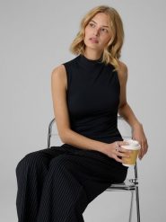 4F Top slim gładki damski - czarny L. Czarne topy damskie 4F, l, bez wzorów, z dzianiny, klasyczne, bez kołnierzyka, bez ramiączek. Za 69.99 zł.