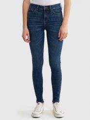 Jeansy damskie z wysokim stanem niebieskie Lorena High Waist 364. Niebieskie jeansy damskie BIG STAR, bez wzorów, z jeansu, klasyczne, z podwyższonym stanem. W wyprzedaży za 299.99 zł.
