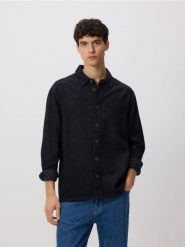 Jeansowa koszula comfort fit - czarny. Czarne koszule męskie Reserved, l, bez wzorów, z denimu, bez kołnierzyka, bez ramiączek. W wyprzedaży za 69.99 zł.