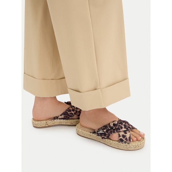 Klapki Liu Jo. Brązowe klapki damskie Liu Jo, bez wzorów, bez obcasa, bez zapięcia. Za 258.99 zł.