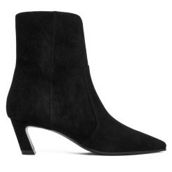 Botki Stuart Weitzman. Czarne botki damskie Stuart Weitzman, bez wzorów, bez obcasa, na słupku, bez zapięcia. Za 1,839.00 zł.