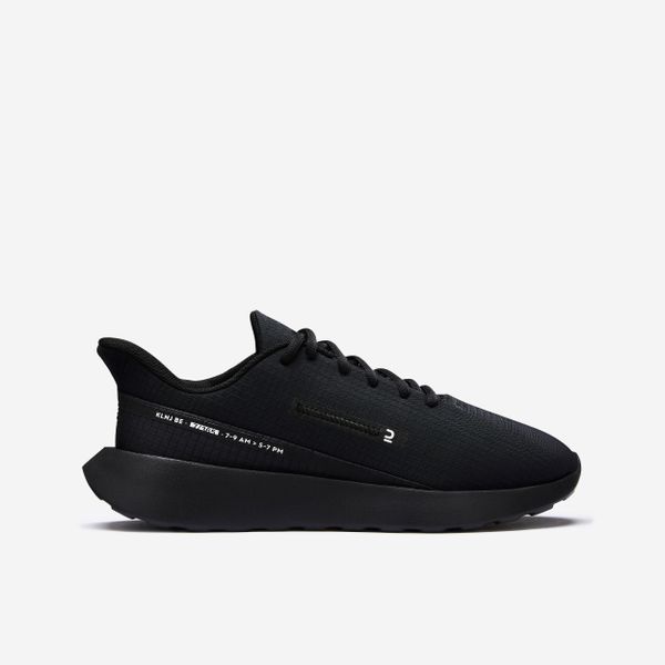 Buty sportowe męskie Decathlon KLNJ Be D. Czarne buty sportowe męskie Decathlon, bez wzorów, bez zapięcia, trekkingowe. W wyprzedaży za 99.99 zł.