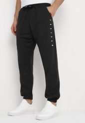 Czarne Spodnie Dresowe z Ozdobnym Napisem Sathile. Czarne spodnie sportowe męskie Born2be, m, bez wzorów, z dresówki, na fitness i siłownię. Za 49.99 zł.