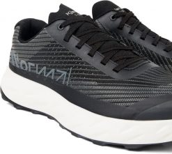 Buty trailowe NNormal Kjerag - black/grey. Czarne buty sportowe męskie Asics, bez wzorów, bez zapięcia. Za 986.58 zł.