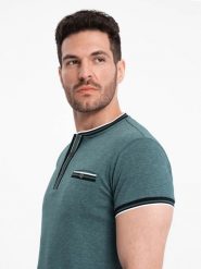 Męski t-shirt henley z ozdobnymi ściągaczami - ciemnozielony V2 OM-TSCT-0175 - L. Zielone t-shirty męskie Ombre Clothing, l, z aplikacjami, z elastanu, bez kołnierzyka, bez ramiączek. W wyprzedaży za 39.99 zł.